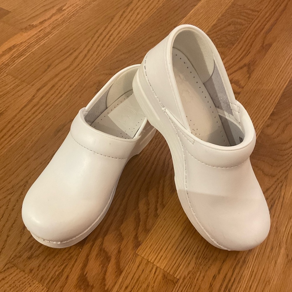Dansko- Dansko's flagship classic for all-day comfort in white. Size 7/37 - Picture 2 of 8
